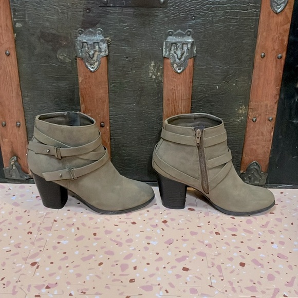 Charlotte Russe brown ankle boots - Picture 2 of 4